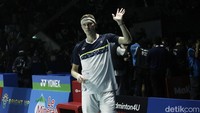 Selepas mengelap keringat, Axelsen tak terkejar lagi. Tunggal putra nomor satu dunia itu mampu menjadi juara setelah merebut gim kedua dengan skor 21-10.