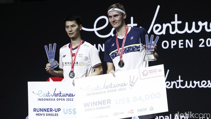 Momen Selebrasi Viktor Axelsen yang Juara Lagi di Istora Pebulutangkis tunggal putra Denmark Viktor Axelsen kalahkan wakil China Zhao Jun Peng. Hasil itu membawanya meraih gelar juara Indonesia Open 2022.