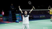 Momen pebulutangkis tunggal putra Denmark Viktor Axelsen melakukan selebrasi usai mengalahkan wakil China Zhao Jun Peng di final Indonesia Open 2022 yang digelar di Istora Senayan, Jakarta, Minggu (19/6/2022).