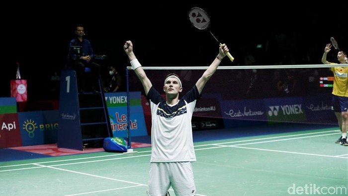 Momen Selebrasi Viktor Axelsen yang Juara Lagi di Istora Pebulutangkis tunggal putra Denmark Viktor Axelsen kalahkan wakil China Zhao Jun Peng. Hasil itu membawanya meraih gelar juara Indonesia Open 2022.