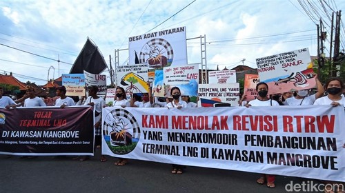 Masyarakat Desa Adat Intaran, Denpasar, gelar aksi unjuk rasa. Mereka menolak rencana pembangunan terminal gas alam cair di kawasan mangrove Tahura Ngurah Rai.