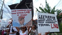 detikBali mencatat beberapa tulisan poster tersebut seperti terminal LNG dapat merusak lingkungan hidup, selamatkan mangrove untuk masa depan Bali, terminal LNG dapat merusak pantai siapa yang bertanggung jawab jika pantai kami abrasi karena pembangunan LNG, luasan mangrove kian berkurang kok malah mau ditebang untuk terminal LNG, hingga pembangunan terminal LNG berpotensi mengancam tempat suci di desa Intaran Sanur dan sebagainya.