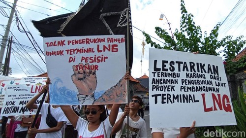 Masyarakat Desa Adat Intaran, Denpasar, gelar aksi unjuk rasa. Mereka menolak rencana pembangunan terminal gas alam cair di kawasan mangrove Tahura Ngurah Rai.