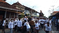 Pantauan detikBali di lokasi, sekaa teruna-teruni tampak ikut serta dalam aksi tersebut. Para yowana Desa Adat Intaran ada yang bertugas membawa bendera, spanduk, ngiring ogoh-ogoh, termasuk memainkan gamelan baleganjur hingga membawa poster bertuliskan penolakan terminal LNG di kawasan mangrove.