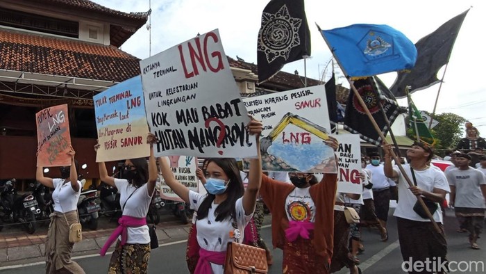 Momen Warga Desa Adat Intaran Demo Tolak Pembangunan LNG di Mangrove Masyarakat Desa Adat Intaran, Denpasar, gelar aksi unjuk rasa. Mereka menolak rencana pembangunan terminal gas alam cair di kawasan mangrove Tahura Ngurah Rai.