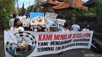 Selain merusak terumbu karang, rencana pembangunan LNG di kawasan mangrove juga bakal membabat mangrove seluas 14 hektar. Padahal menurut Alit Kencana, hutan mangrove memiliki banyak fungsi seperti bisa mencegah abrasi dan yang terpenting bisa menyerap karbon empat kali dari hutan tropis. Oleh karena itu, Alit Kencana mengajak masyarakat Desa Adat Intaran untuk sadar. Ia juga menegaskan bahwa Desa Adat Intaran tidak melawan pemerintah, tetapi melawan perusakan terhadap alam. Ia meminta semuanya harus memahami perihal tersebut.