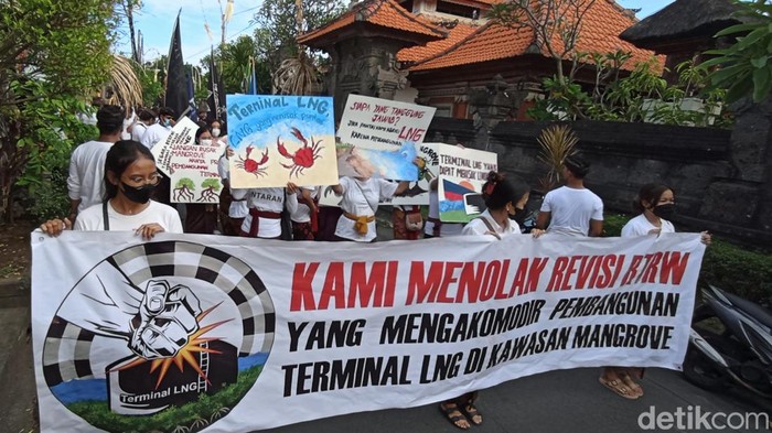 Momen Warga Desa Adat Intaran Demo Tolak Pembangunan LNG di Mangrove Masyarakat Desa Adat Intaran, Denpasar, gelar aksi unjuk rasa. Mereka menolak rencana pembangunan terminal gas alam cair di kawasan mangrove Tahura Ngurah Rai.