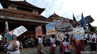Bendesa Adat Intaran, I Gusti Agung Alit Kencana mengatakan, bahwa rencana pembangunan terminal LNG di kawasan mangrove melanggar dengan Peraturan Daerah (Perda) tentang Perubahan Atas Peraturan Daerah Nomor 16 Tahun 2009 Tentang Rencana Tata Ruang Wilayah (RTRW) Provinsi Bali Tahun 2009-2029. Sebab dalam aturan itu, terminal LNG harusnya berada di kawasan Benoa. Menurut Alit Kencana, Krama Desa Adat Intaran harus paham bahwa adanya terminal LNG di kawasan mangrove Muntig Siokan akan mengorbankan terumbu karang. Sebab ada rencana pengerukan pasir laut sebanyak 3,3 juta meter kubik untuk memuluskan kapal tanker masuk ke kawasan tersebut.