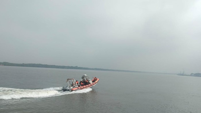 Operasi pencarian ABK korban tabrak lari di laut.