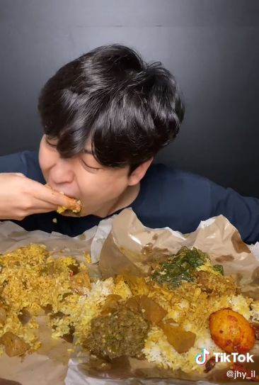 Orang Korea mukbang nasi Padang 2 bungkus pakai lauk rendang dan tunjang