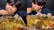 Gokil! Pria Korea Ini Mukbang 2 Bungkus Nasi Padang Lauk Rendang dan Tunjang