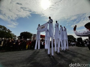 Manusia Egrang hingga Sisingan Meriahkan Pawai MTQ di Sumedang
