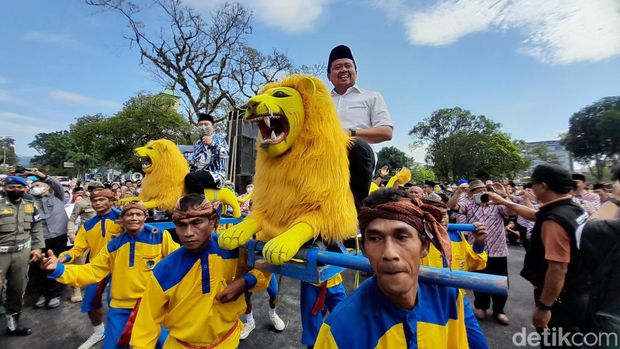 Pawai Ta'aruf MTQ ke-37 di Sumedang.