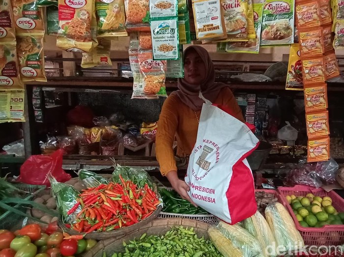 Pedagang Pasar Jepara 1 mendapat paket sembako bertulis Istana Kepresidenan Republik Indonesia, Minggu (19/6/2022).