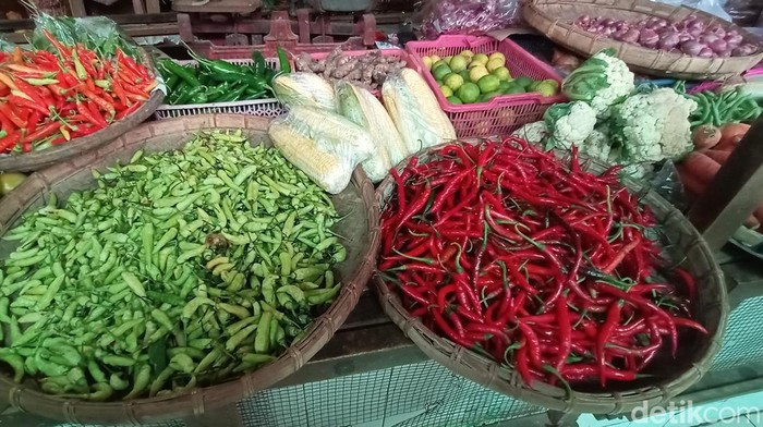Pedagang Pasar Jepara 1 mendapat paket sembako bertulis Istana Kepresidenan Republik Indonesia, Minggu (19/6/2022).