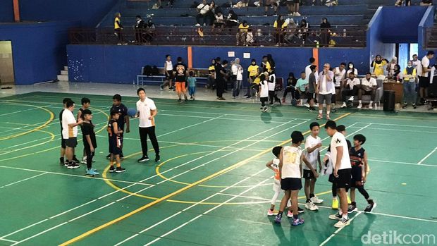 Pelatihan basket anak-anak di Sukabumi.