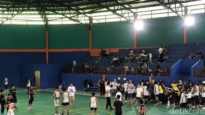 Pelatihan basket anak-anak di Sukabumi.