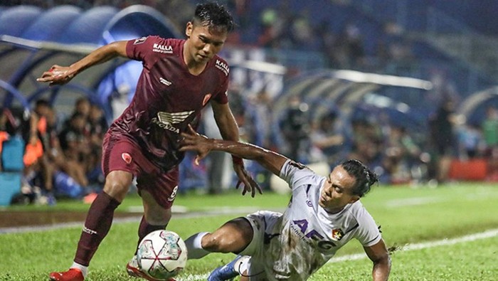 Pemain PSM Makassar Bryan Cesar dan Pemain Persik Samsula berduel di laga ketiga grup D Piala Presiden 2022.