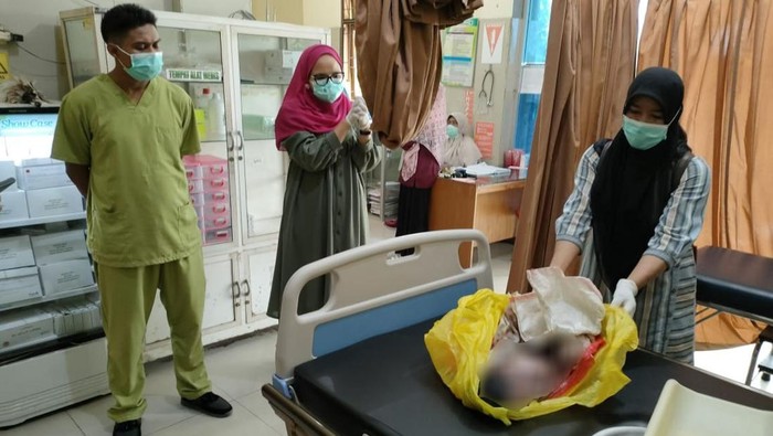 Penemuan sosok mayat bayi terbungkus plastik berwarna kuning oleh warga Desa Kuripan, Lombok Barat.