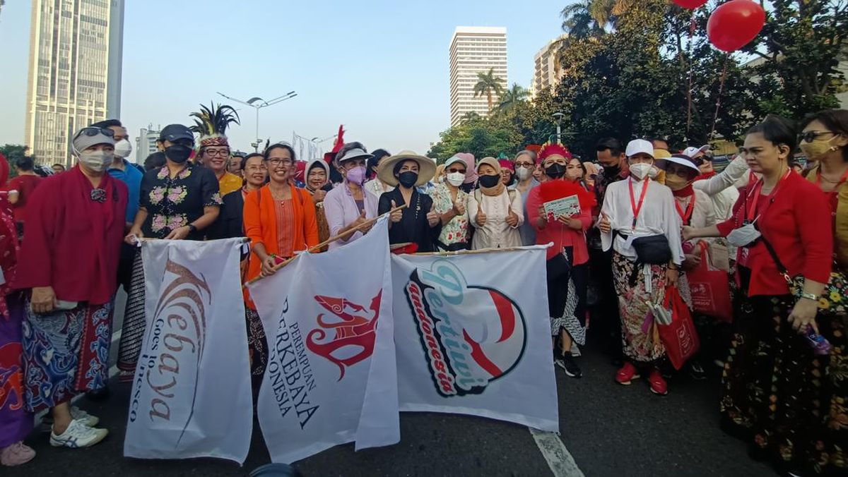 CFD Jakarta Diramaikan Para Perempuan Berkebaya, Menlu Ikut Serta
