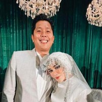 Pada saat resepsi pernikahan, Sivia Azizah membentuk hijab model turban warna putih hiasan kepala rumbai silver full payet menyerupai wanita Timur Tengah. Detail rumbai menyatu dengan veil wedding warna putih. Foto: Instagram.