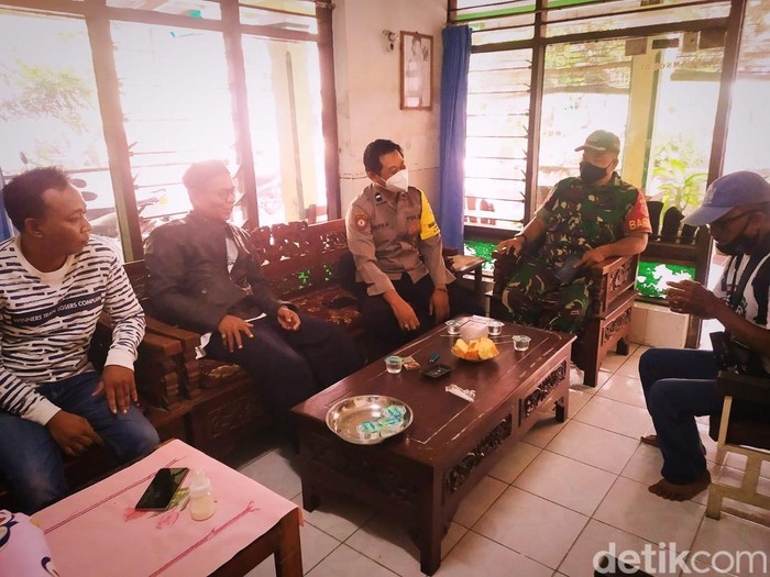 Petugas di rumah warga yang menemukan bayi