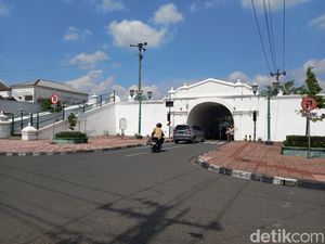 Benarkah Seumur Hidup Sultan Jogja Dilarang Melintasi Plengkung Gading?