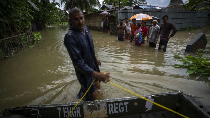 Banjir merendam kawasan India dan Bangladesh. Banjir imbas badai monsun itu mengakibatkan warga ramai-ramai mengungsi ke tempat yang lebih aman.
