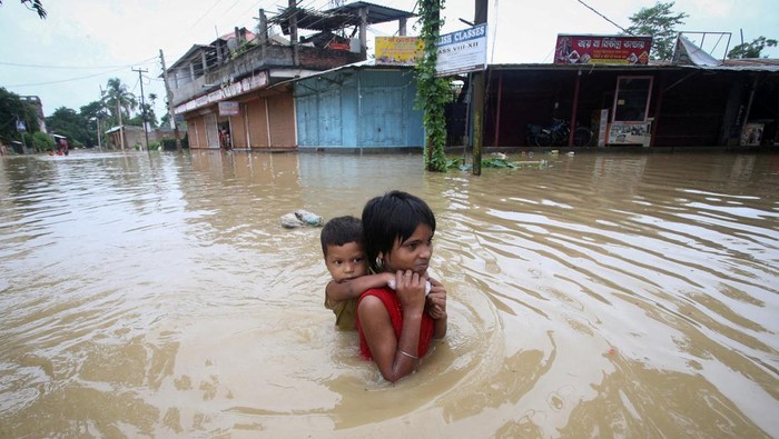 Banjir merendam kawasan India dan Bangladesh. Banjir imbas badai monsun itu mengakibatkan warga ramai-ramai mengungsi ke tempat yang lebih aman.