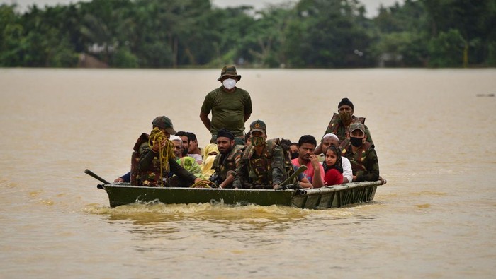 Banjir merendam kawasan India dan Bangladesh. Banjir imbas badai monsun itu mengakibatkan warga ramai-ramai mengungsi ke tempat yang lebih aman.