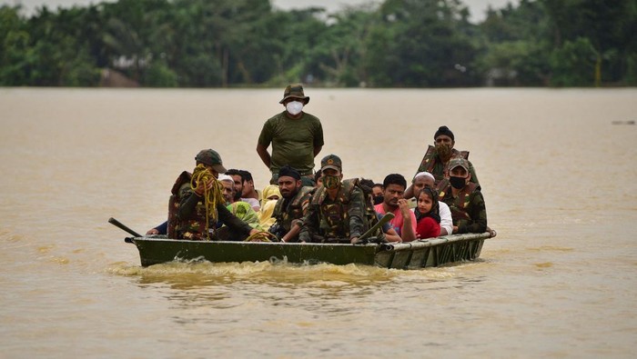 Potret Evakuasi Korban Banjir Dahsyat di Bangladesh-India Banjir merendam kawasan India dan Bangladesh. Banjir imbas badai monsun itu mengakibatkan warga ramai-ramai mengungsi ke tempat yang lebih aman.