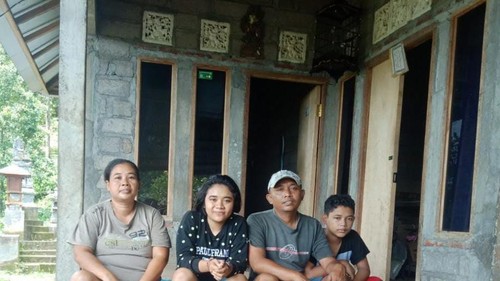 Potret  Luh Putu Angreny, Alumni SMA Bali Mandara asal Desa Tegallinggah, Kecamatan Sukasada, Kabupaten Buleleng, Bali bersama dengan keluarga.