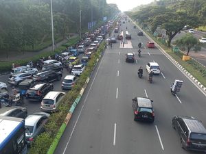 Akhir Pekan, Jl Benyamin Sueb Kemayoran Macet Jelang Pintu Masuk PRJ