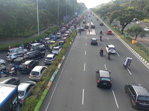 Akhir Pekan, Jl Benyamin Sueb Kemayoran Macet Jelang Pintu Masuk PRJ
