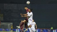 Striker PSM, Everton Nascimento berduel udara dengan bek Persik, Fandry Imbiri. Foto: Dok. PSM Makassar