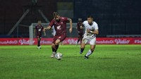 Playmaker PSM, Wiljan Pluim berlari membawa bola dikejar pemain bertahan Persik Kediri. Foto: Dok. PSM Makassar