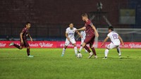 Playmaker PSM, Wiljan Pluim dikelilingi Gelandang Persik, Taufiq dan Renan Silva. Foto: Dok. PSM Makassar