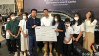 Sebagian uang penjualan mobil, Rp 50 juta akan disumbangkan ke Yayasan Mekar Lestari oleh sang penjual, Rudi Salim. (Foto: asep syaifullah)