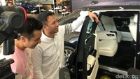 Raffi Ahmad tampak senang dengan mobil barunya. (Foto: asep syaifullah)