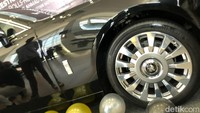 Velg mobil baru Raffi Ahmad yang keren banget. (Foto: asep syaifullah)