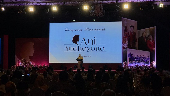 SBY memberikan sambutan di acara bertajuk ‘Mengenang Almarhumah Ani Yudhoyono’