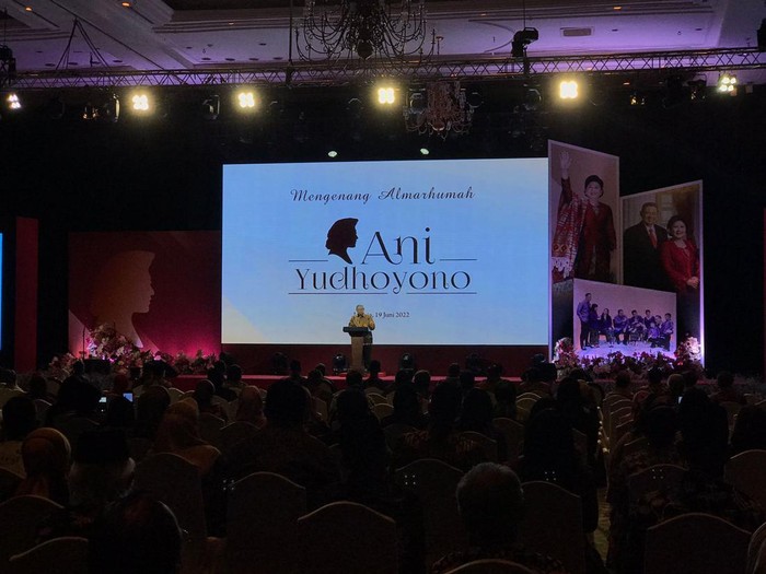 SBY memberikan sambutan di acara bertajuk ‘Mengenang Almarhumah Ani Yudhoyono’
