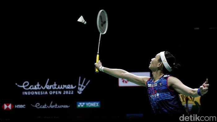 Pebulutangkis tunggal putri Taiwan Tai Tzu Ying menjadi juara Indonesia Open 2022. Ia mengalahkan wakil China Wang Zhi Yi dengan skor 21-23, 21-6, 21-15.