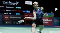 Tai Tzu Ying perlahan mengejar dan menyamakan kedudukan di skor 16-16 dan 19-19. Pebulutangkis Taiwan itu bahkan sempat mendapat game point lebih dulu di kedudukan 20-19. Namun, dia justru gagal memanfaatkannya. Wang Zhi Yi pada akhirnya merebut gim pertama dengan skor 23-21.