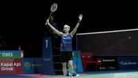 Tai Tzu Ying beberapa kali menghasilkan poin lewat smes-smes tajam. Sementara Wang Zhi Yi melakukan kesalahan sendiri dengan pengembalian yang tidak menyeberangi net. Usai memimpin 16-15, Tai Tzu Ying tak terbendung. Dia berebut lima poin beruntun untuk menyegel kemenangan. Tai Tzu Ying menang setelah pengembaliannya di depan net tak bisa dijangkau Wang Zhi Yi