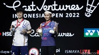 Momen Tai Tzu Ying dan Wang Zhi Yi berfoto bersama usai pengalungan medali juara tunggal putri Indonesia Open 2022.