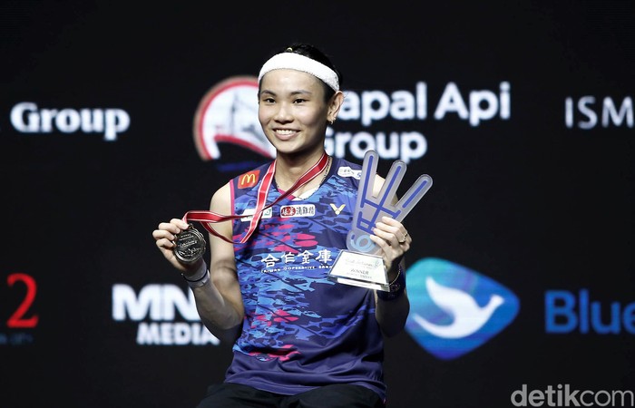 Pebulutangkis tunggal putri Taiwan Tai Tzu Ying menjadi juara Indonesia Open 2022. Ia mengalahkan wakil China Wang Zhi Yi dengan skor 21-23, 21-6, 21-15.