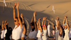 Yoga tak cuma digelar di dalam ruangan, di Meksiko yoga digelar di gurun pasir. Sementara di Brasil, sejumlah orang berkumpul untuk yoga di pinggir pantai.