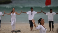 Yoga tak cuma digelar di dalam ruangan, di Meksiko yoga digelar di gurun pasir. Sementara di Brasil, sejumlah orang berkumpul untuk yoga di pinggir pantai.