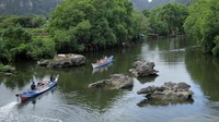 Warga setempat menyewakan perahu untuk wisatawan dengan tarif Rp200 ribu-Rp250 ribu tergantung jumlah penumpang, untuk mengakses desa wisata Rammang-Rammang yang memiliki pemandangan alam pegunungan karst di sepanjang aliran sungai tersebut.